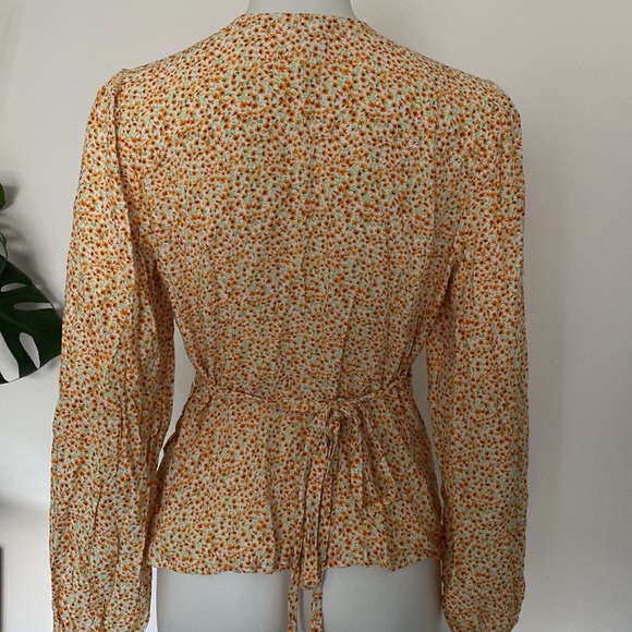🌟 2/$10 Old Navy Yellow Floral Wrap Blouse - Picture 4 of 5